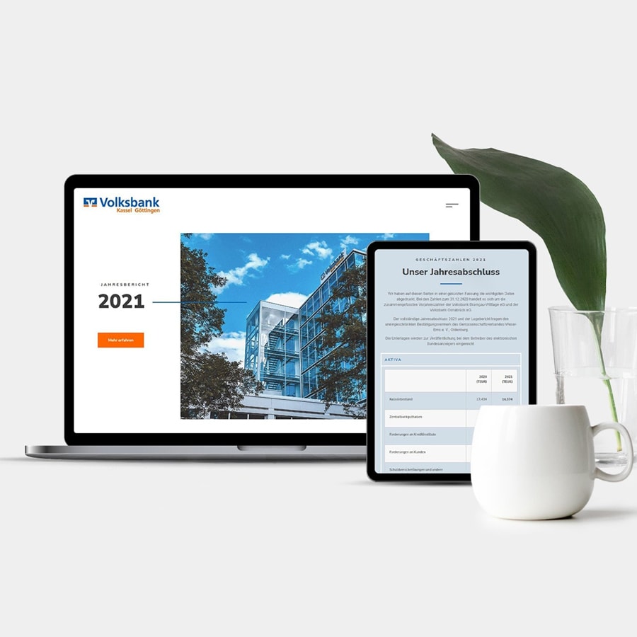 Die Vorschau eines Online-Jahresberichtes auf einem Laptop sowie auf einem Tablet