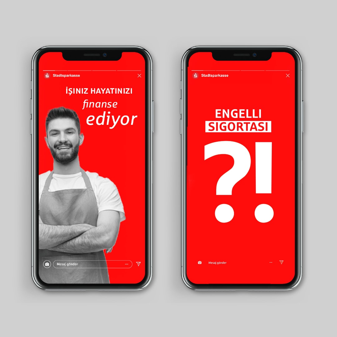 Zwei Smartphonebildschirme zeigen Screenshots von Erklärvideos in einer Fremdsprache