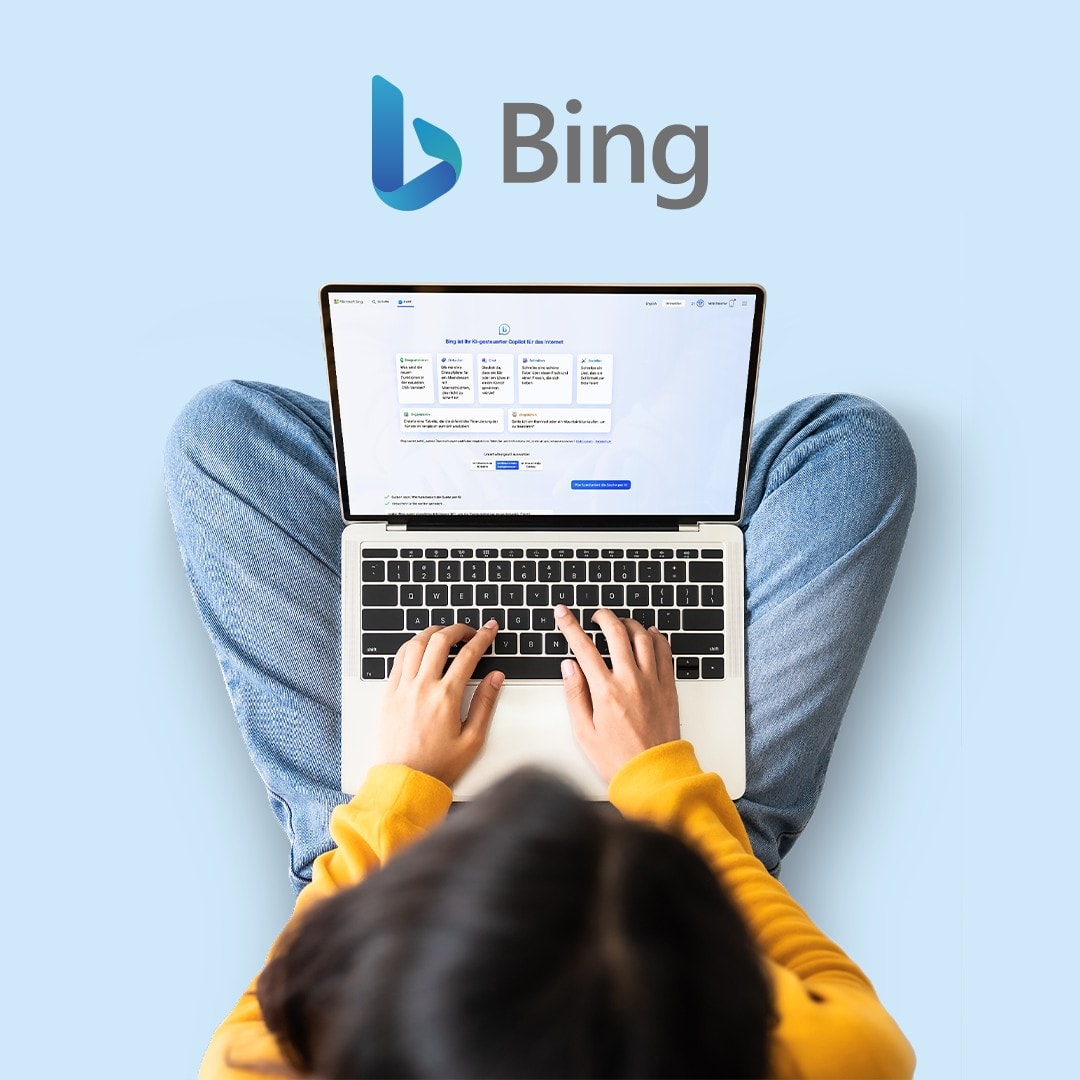 Eine Frau mit dem Laptop auf den Beinen nutzt den Bing-Chat für ihre Suchanfrage.