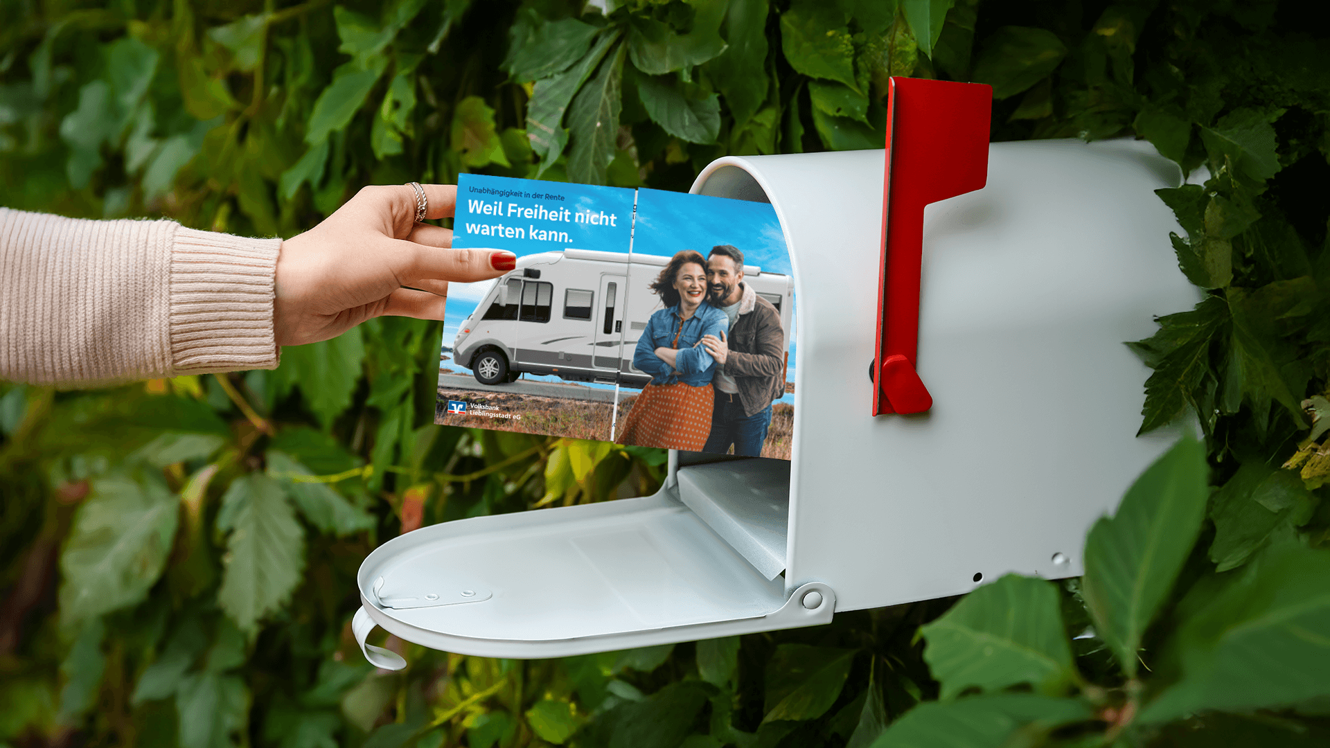 Das Mailing zur grenzenlosen Freiheit im Alter wird dem Briefkasten entnommen