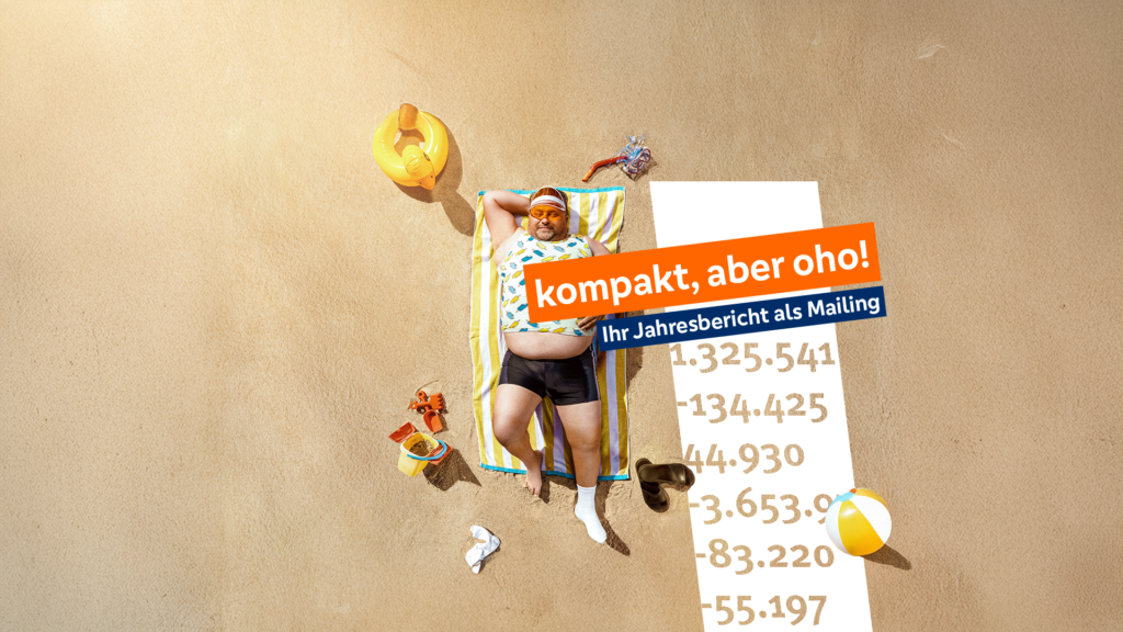 Ein wohl genährter Mann liegt am Strand und es liegen Strandutensilien um ihn. Der Text lautet dazu: Kompakt, aber oho - Ihr Jahresbericht als Mailing