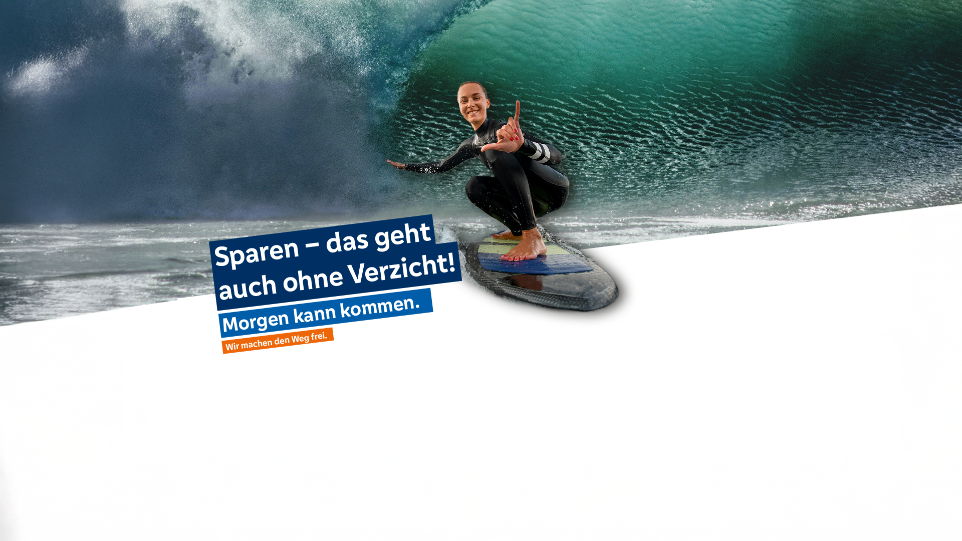 Surfergirl auf einem Surfbrett vor einer großen Welle. Die Headline "Sparen - das geht auch ohne Verzicht!" steht daneben.