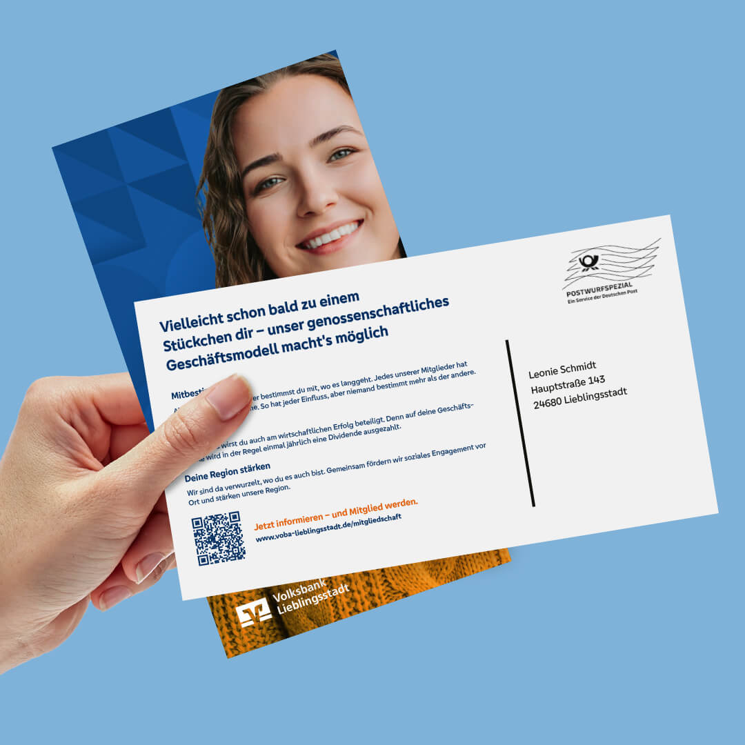 Eine Hand hält den Flyer. Die Rückseite mit weiteren Informationen ist zu sehen. Im HIntergrund ist deie Vorderseite des Flyers zu sehen. Auf den Flyer ist eine junge Frau mit freundlichem Lächeln zu sehen. Sie hat einen gelben Strickpullover an. Im Hintergrund befindet sich ein geometrisches Muster.