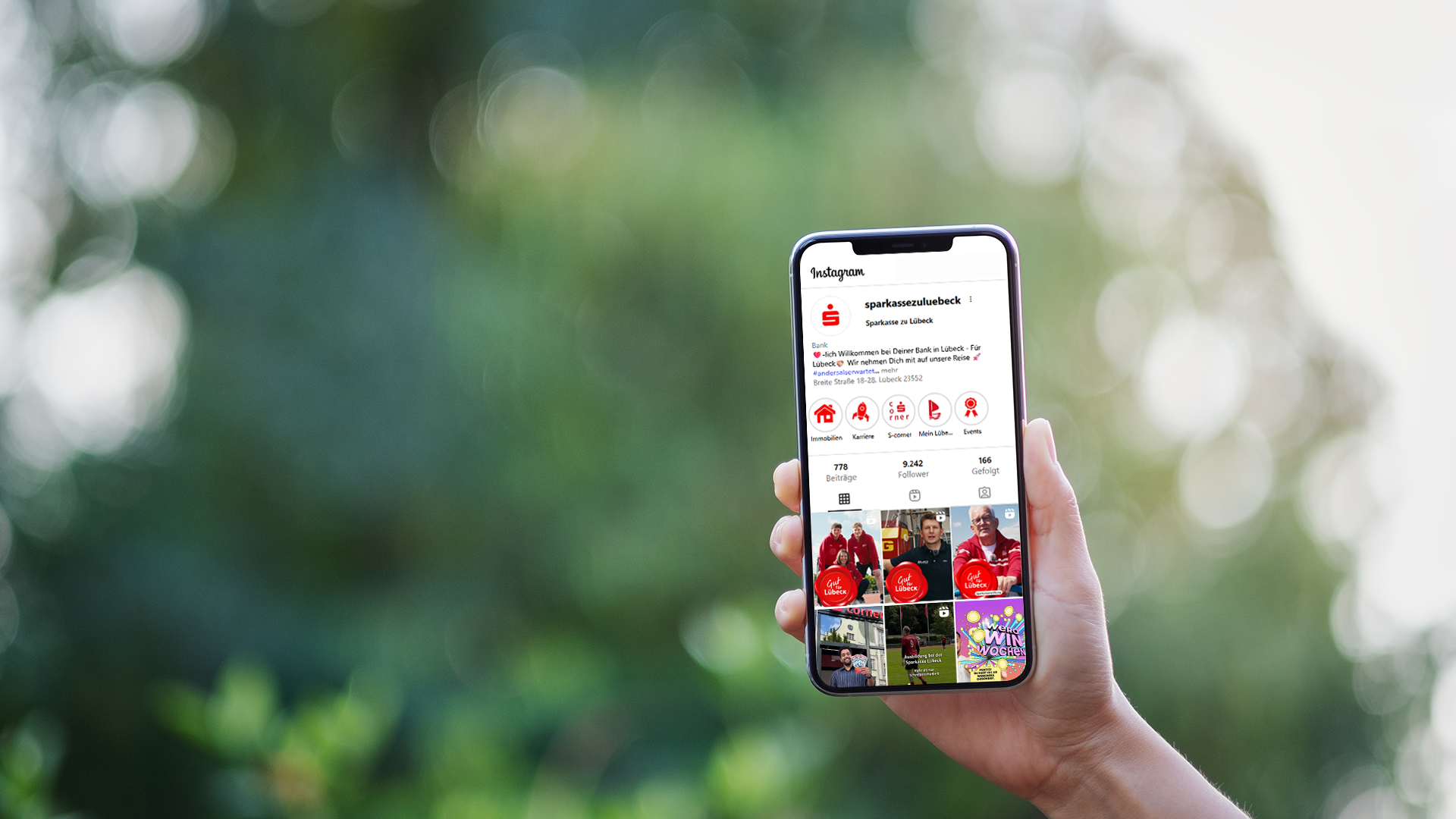 Jemand hält ein Smartphone in der Hand und darauf zu sehen ist der Instagram Account der Sparkasse zu Lübeck. Man sieht die letzten Reels der Kampagne "Gut für Lübeck" mit den jeweiligen Protagonisten und dem Siegel direkt auf dem Startscreen.