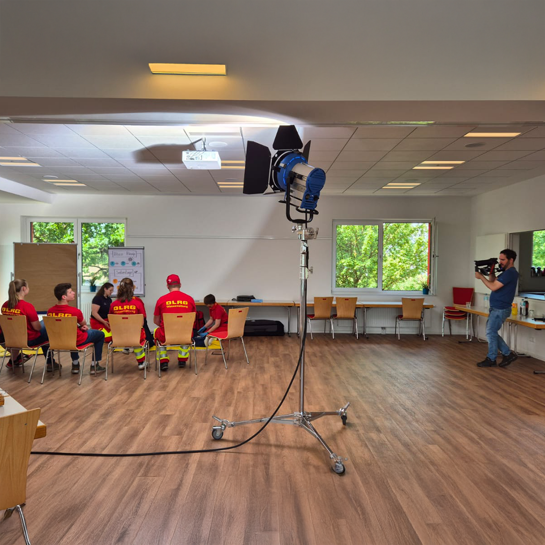 Florian von PEPE berlin begleitet mit der Kamera eine Übungsstunde des DLRG-Teams Lübeck – direkt in ihren Trainingsräumen. So fängt er Engagement und Teamgeist live vor Ort ein.