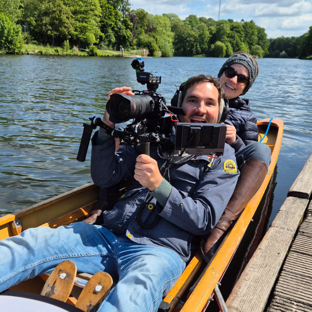 Florian und Dorothea von PEPE berlin in ihrem Element – mit Kamera und ganzem Einsatz auf dem Wasser unterwegs.