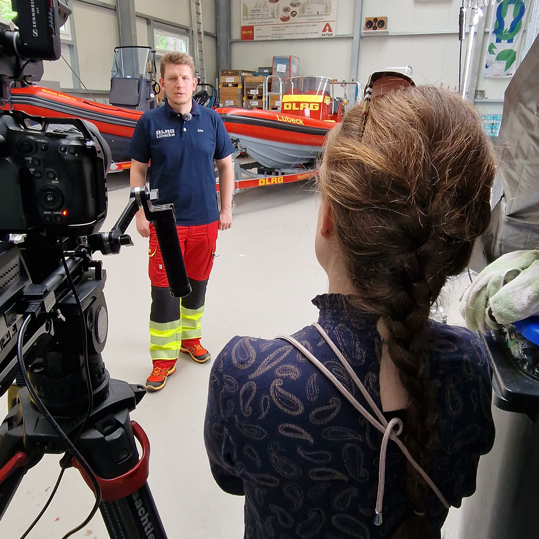 Dorothea von PEPE berlinbei den Dreharbeiten mit Eike Fiedler, dem Stellvertretenden Technischen Leiter Ausbildung des DLRG Lübeck e.V.