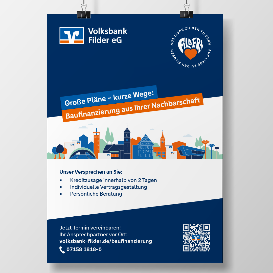Ein Plakat der Volksbank Filder zur Baufinanzierung in der Nachbarschaft. Das Logo mit der Skyline von Filder ist sehr präsent mittig platziert und die Logos der Volksbank Filder sowie das Logo Aus Liebe zu den Fildern befinden sich in den oberen Ecken des Plakates auf dunkelblauer Fläche.