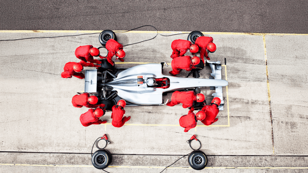 Ein Formel1-Auto im Boxenstopp während das Team am Fahrzeug arbeitet