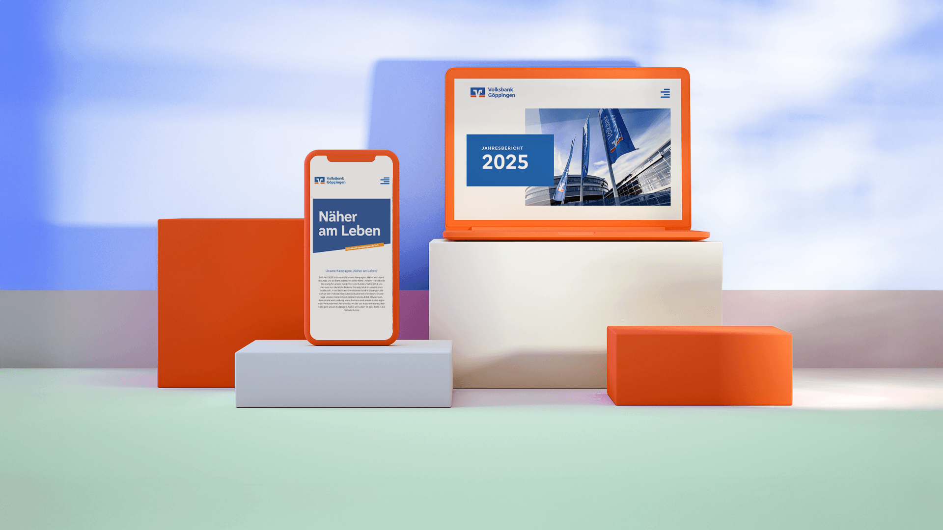 Ein Laptop und ein Smartphone, die den Online-Jahresbericht 2025 der Volksbank Göppingen ziegen