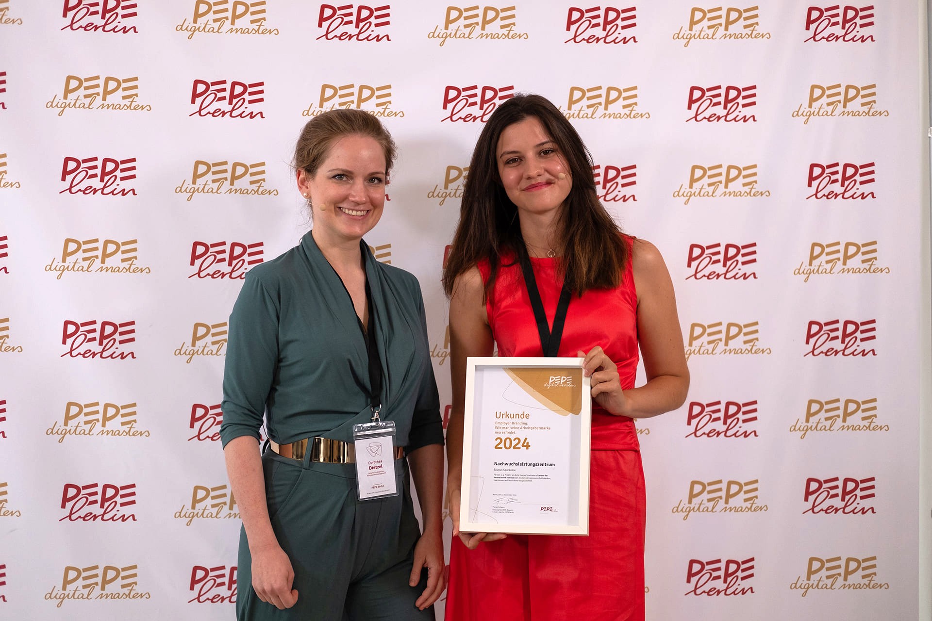 Dorothea Dietzel von PEPE berlin zusammen mit Marleen Haselhorst von der Taunus Sparkasse bei den PEPE digital masters 2024